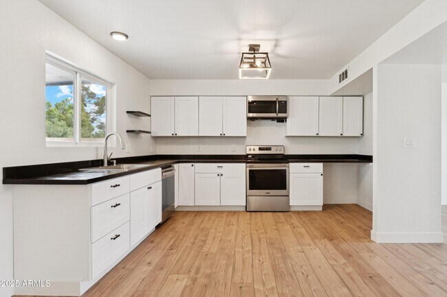 Building Photo - 4740 W Columbine Dr