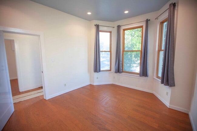 Building Photo - Charming Oceanveiw Renovated Single-Family...