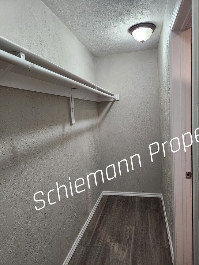 Building Photo - 202 N Getzendaner St