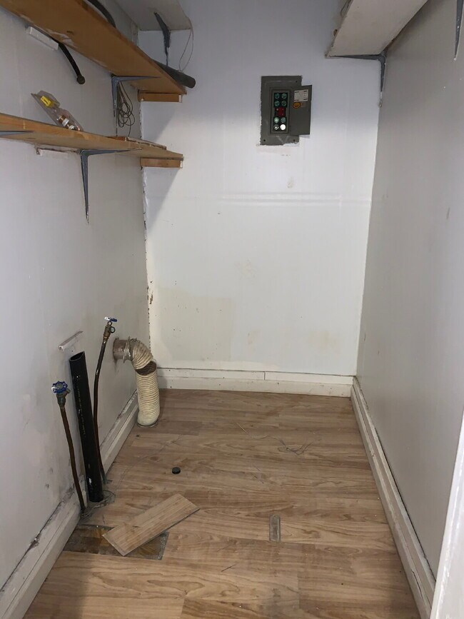 Building Photo - PRE-Leasing!! "Charming" 3-Bed, 2-Bath Home