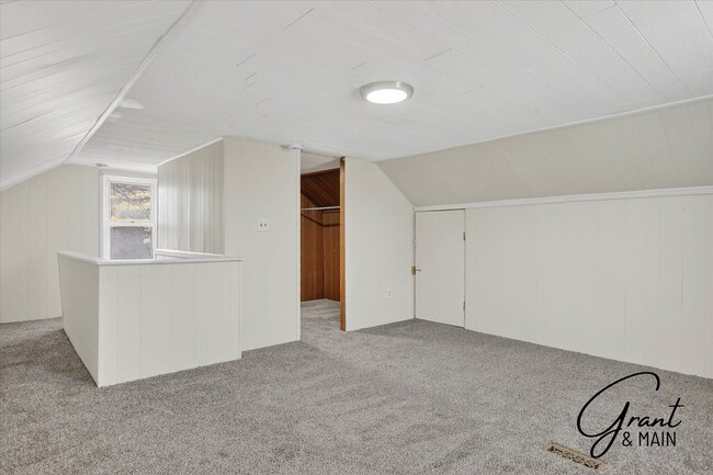 Building Photo - 3 bedroom 2 bath