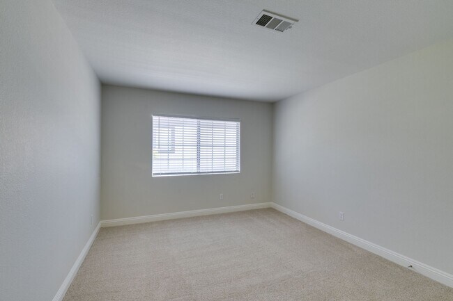 Building Photo - Modern 2 Bed, 2.5 Bath Henderson Townhome
