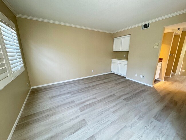 Building Photo - Large, end-unit townhome in the heart of Thousand Oaks