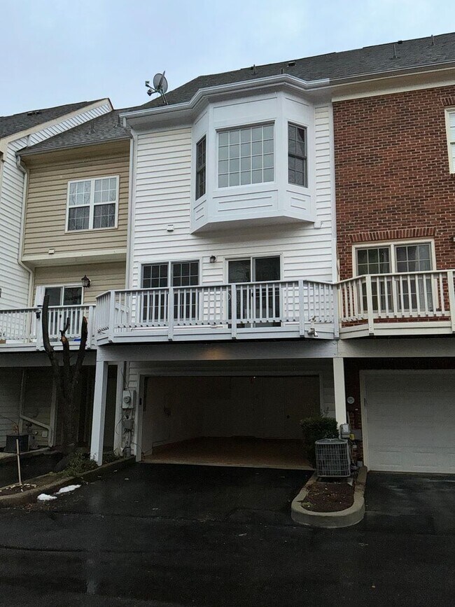 Building Photo - Beautiful 4BR 4.5BA 4 level townhome with 2 car attached garage located in the Fallsgrove Community