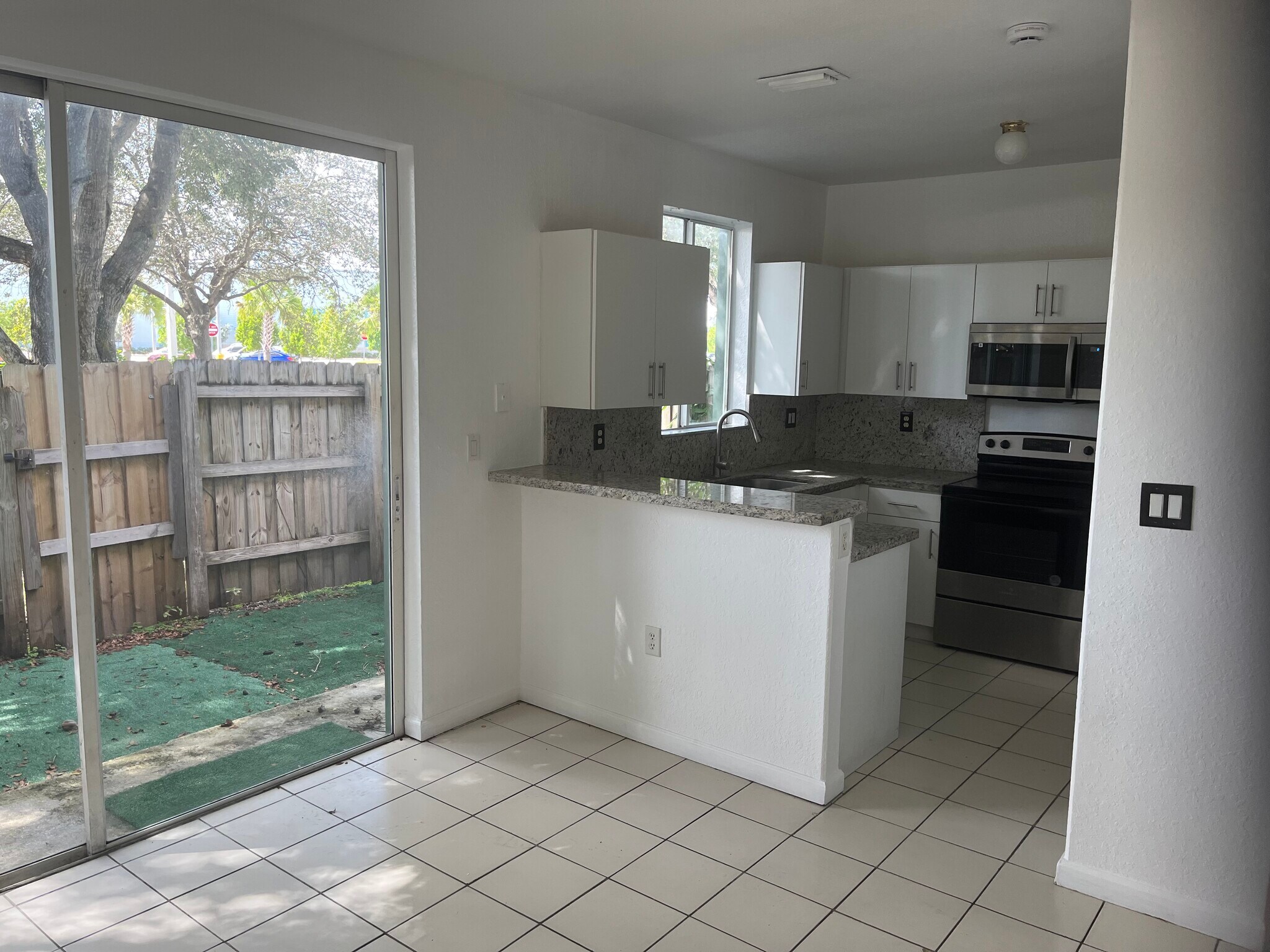 Building Photo - 2856 SE 15th Rd