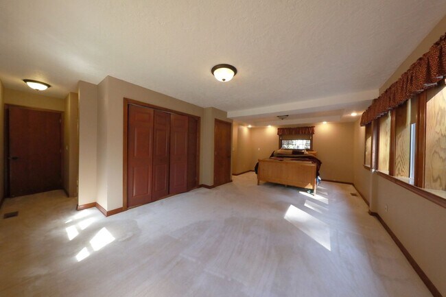 Building Photo - Spacious Custom Home, Most Utilities Included!