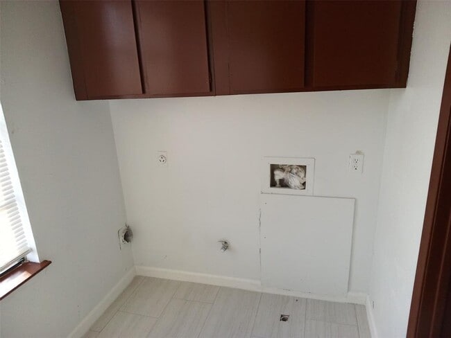 Building Photo - 1400 W Braker Ln