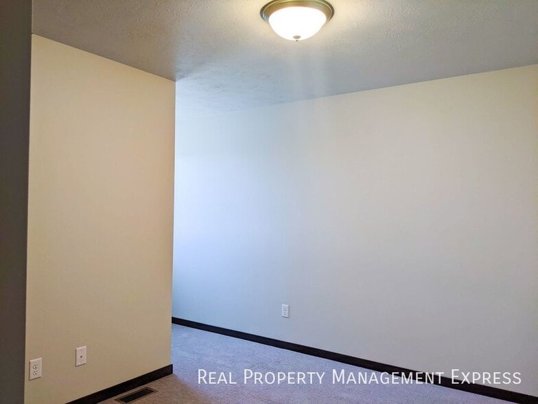 Building Photo - 3 Bedroom 2.5 Bathroom Townhome w/ Attached Garage