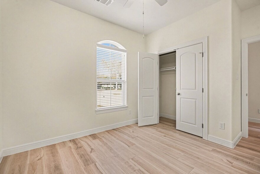 Building Photo - 3633 E Meadow Ln