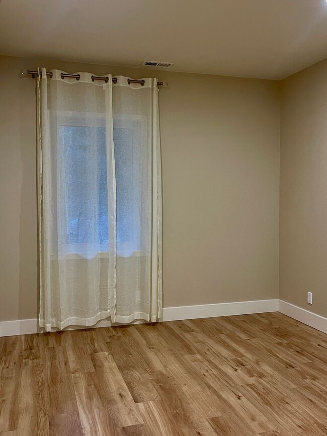 Building Photo - Absolutley stunning custom home in desirab...