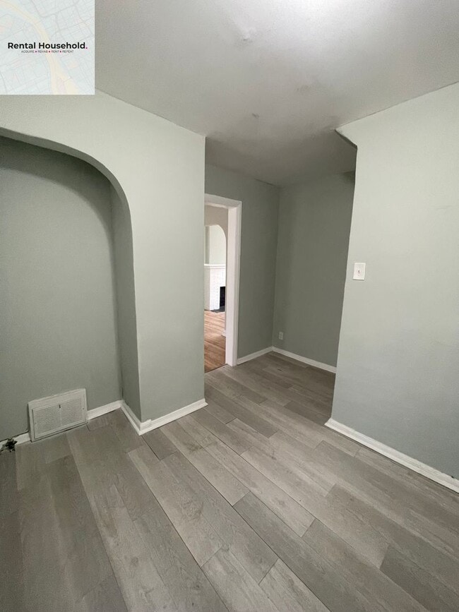 Building Photo - Spacious 3 Bedroom Home with Fenced Yard-Only $1200 a month