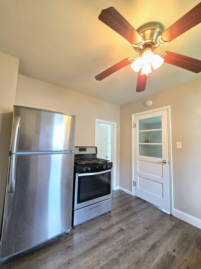 Building Photo - 2 bedroom 1 bath
