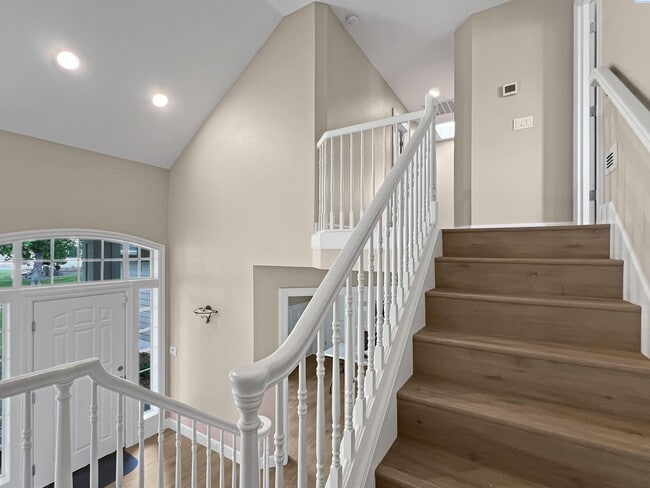 Building Photo - 4 Bedrooms Plus an Office Steps from the R...