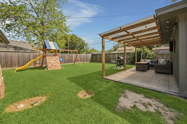 Building Photo - 5311 Hialeah Dr