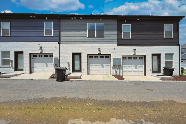 Building Photo - Like-New Modern Townhome Near Dining, Shopping, Trails & Old Hickory Lake
