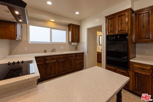 Building Photo - 4360 Kraft Ave