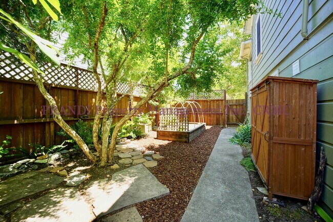 Building Photo - Available now!  3 Bedroom Gerstle Park home