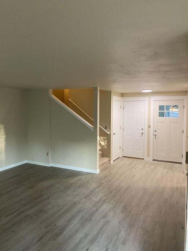 Building Photo - Olympia 3bdr 1.5 bath TOWNHOME 1 car garage 1 PET WELCOME