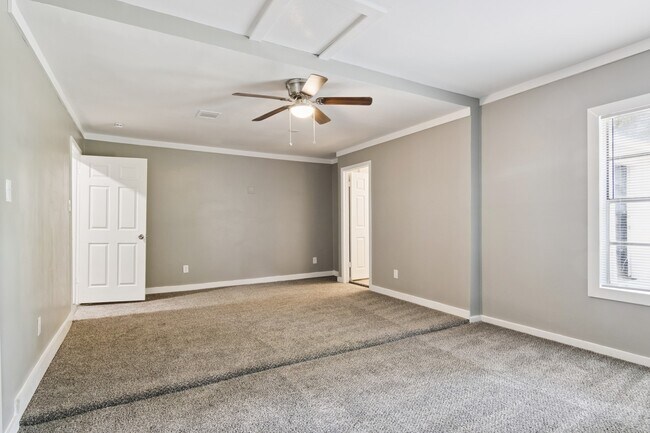 Building Photo - 1606 Oaks Dr