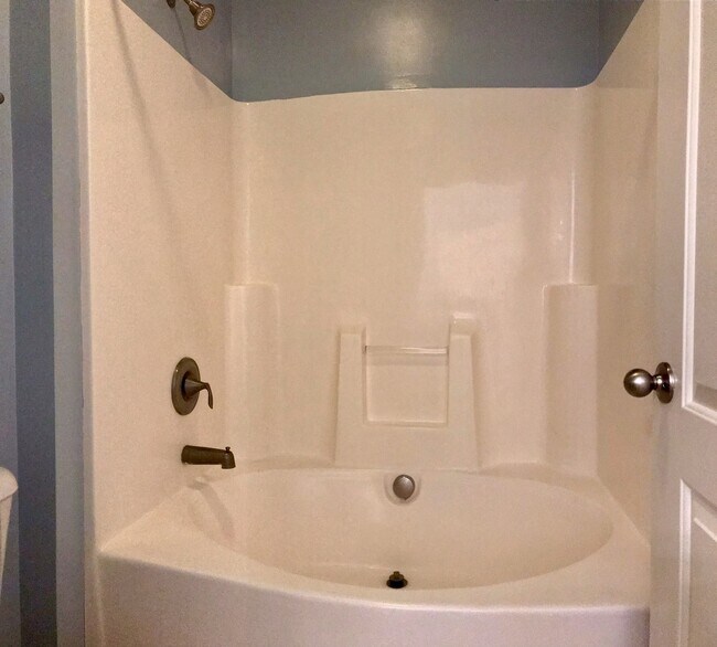 Building Photo - Rad in Raintree!