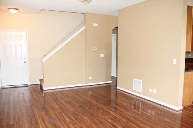 Building Photo - Beautiful 3 Bed/2.5 Bath Townhome Located in Carpentersville!