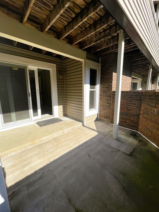 Building Photo - Ladue Schools - Spacious 2B/2B CONDO in Br...