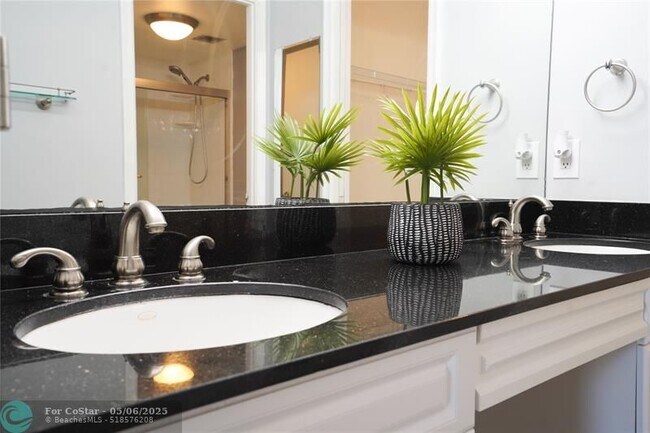 Building Photo - 7 Royal Palm Way