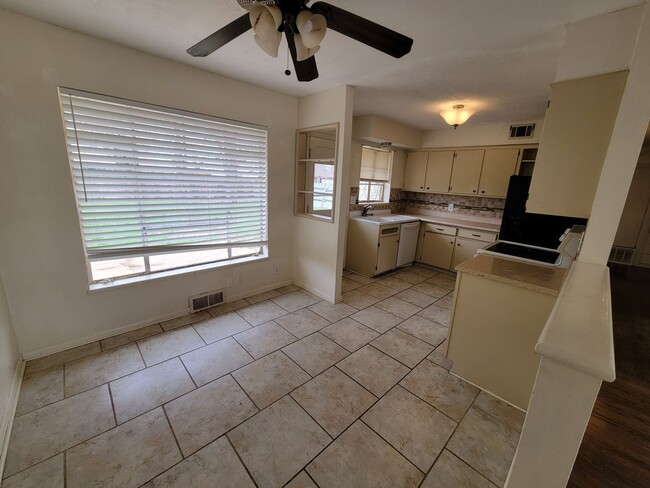 Building Photo - 3 bed move in ready!