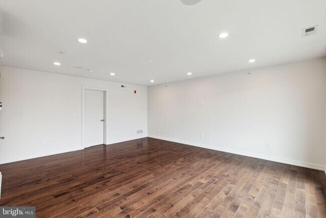 Building Photo - 708 S Sartain St
