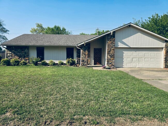 Primary Photo - 3301 Bryn Mawr Cir