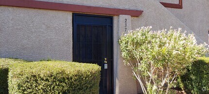 Building Photo - DOWNSTAIRS UNIT. 1 BEDROOM AND 1 BATHROOM....