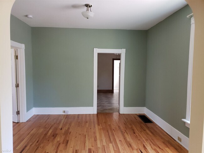 Building Photo - 2 br, 1 bath House - 521 Broadway St