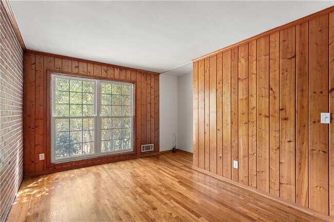 Building Photo - 2866 Highland Dr SE