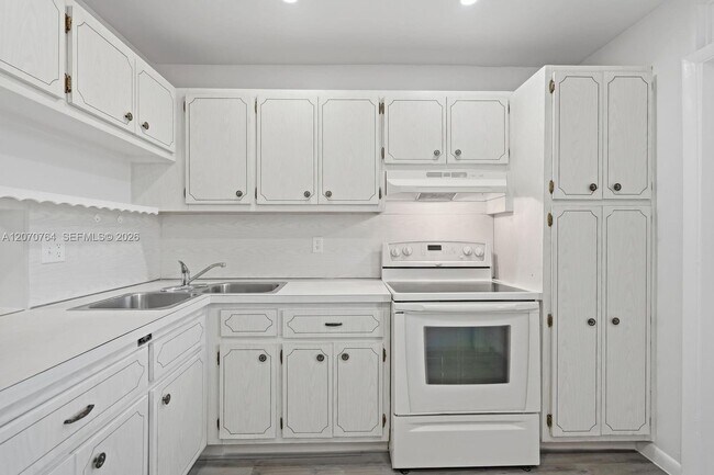 Building Photo - 5335 NW 10th Ct