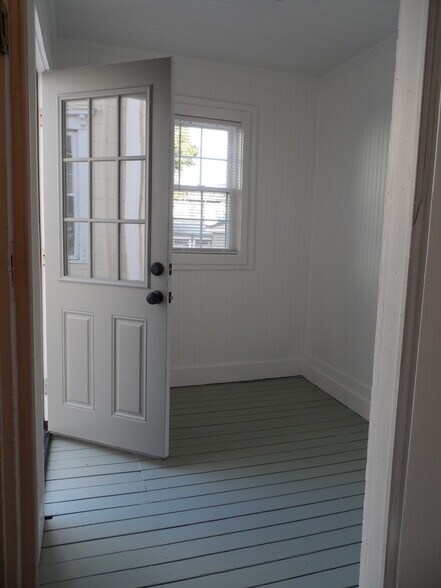 Private entry - 11 Concord St