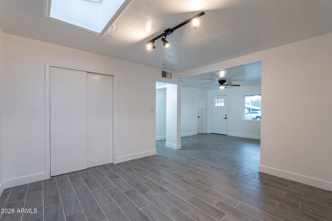 Building Photo - 536 W 18th St