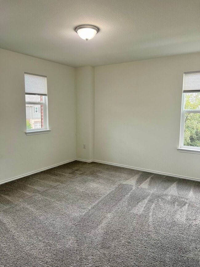 Building Photo - Large 5 Bedroom Home on Corner Lot