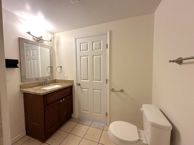 Building Photo - Updated 5 bedroom 2.5 bathroom home in Uni...