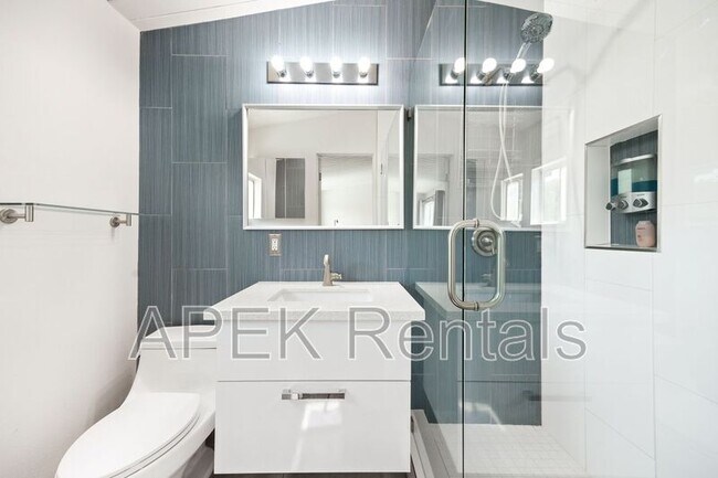 Building Photo - 915 E Racquet Club Rd