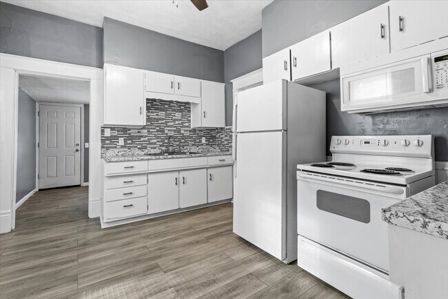 Building Photo - 319 Elm St