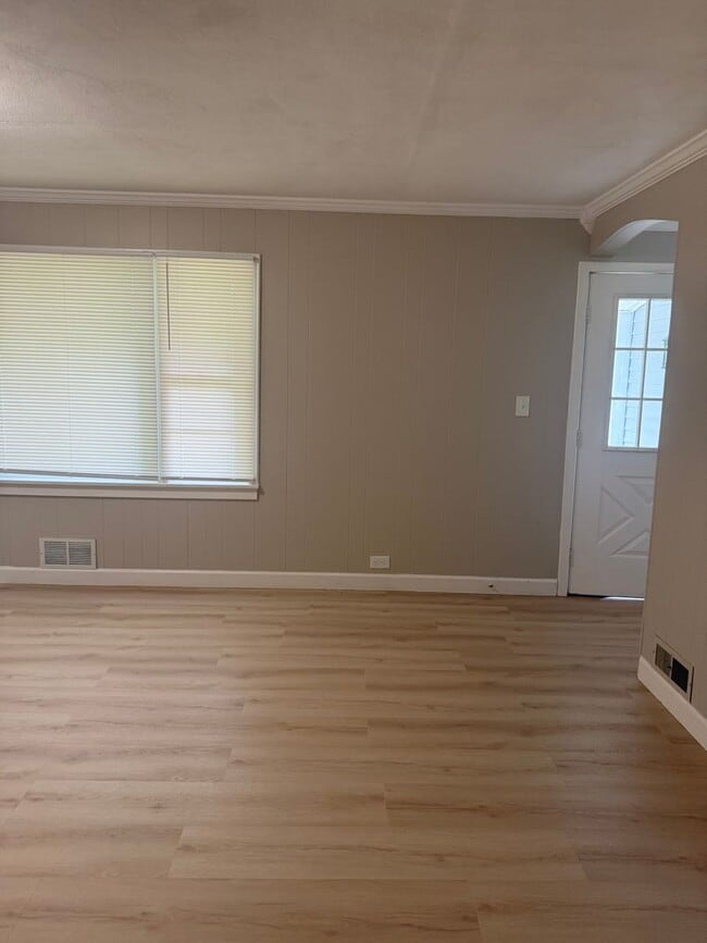 Building Photo - Adorable 4 Bed 1 bath Baldwinsville Cottage