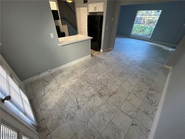 Building Photo - 596 Tam O Shanter