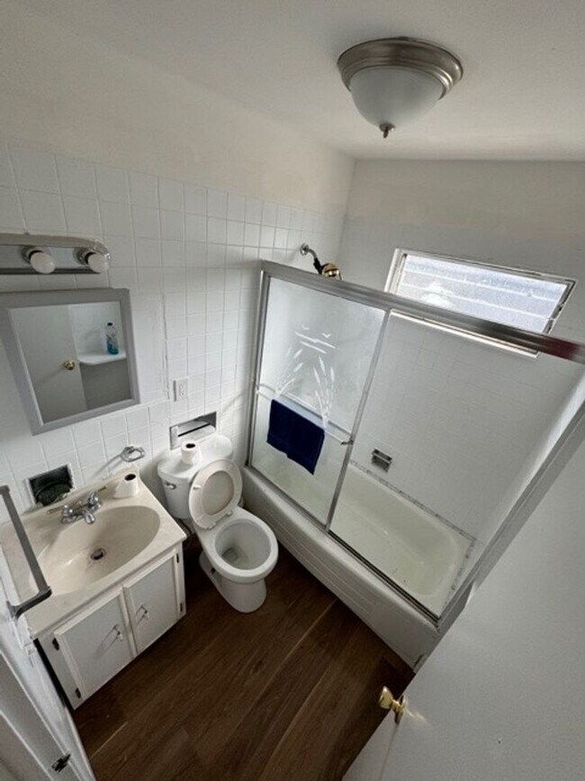 Building Photo - Charming 3-Bedroom Property in Prime Location