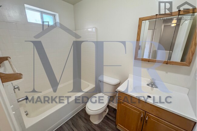 Building Photo - 3Bed/2.5Bath Townhouse at 24th St/Thomas! Ready for Immediate Move-In!