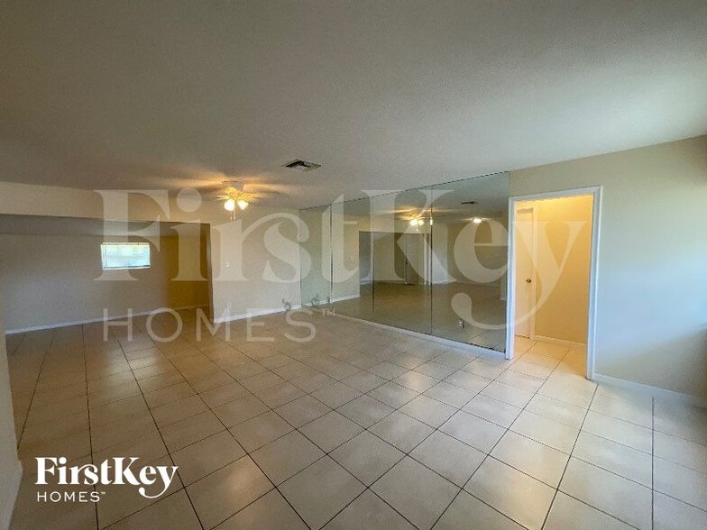 Building Photo - 4304 N Shore Dr