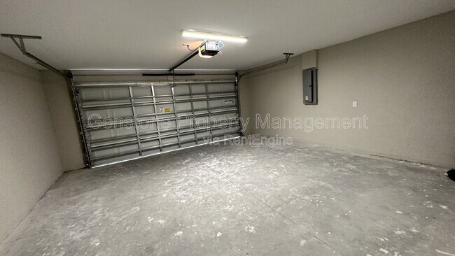 Building Photo - 327 Lester Ave S