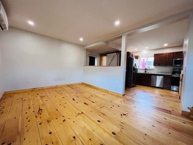 Building Photo - 88 Miller St