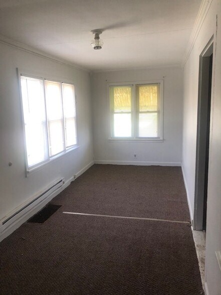 Enclosed Front Porch - 14607 Hoyne Ave