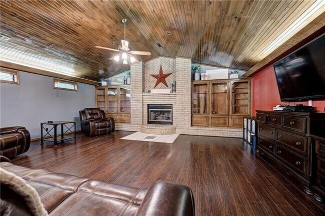 Building Photo - 3 Bed 2.5 Bath 2 Car Garage in Westmoor Ad...