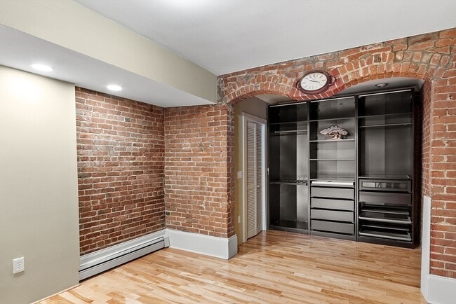 Building Photo - 346 Beacon St